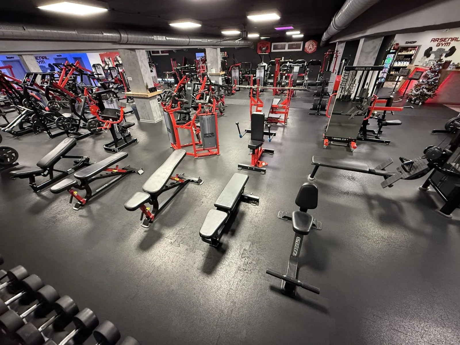 Posilňovňa Arsenal Gym Dolný Kubín s radmi strojov a lavíc