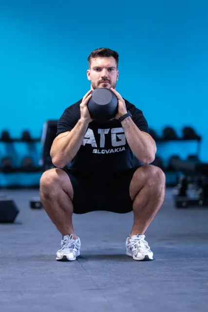 Goblet squat s kettlebellom v ATG Slovakia