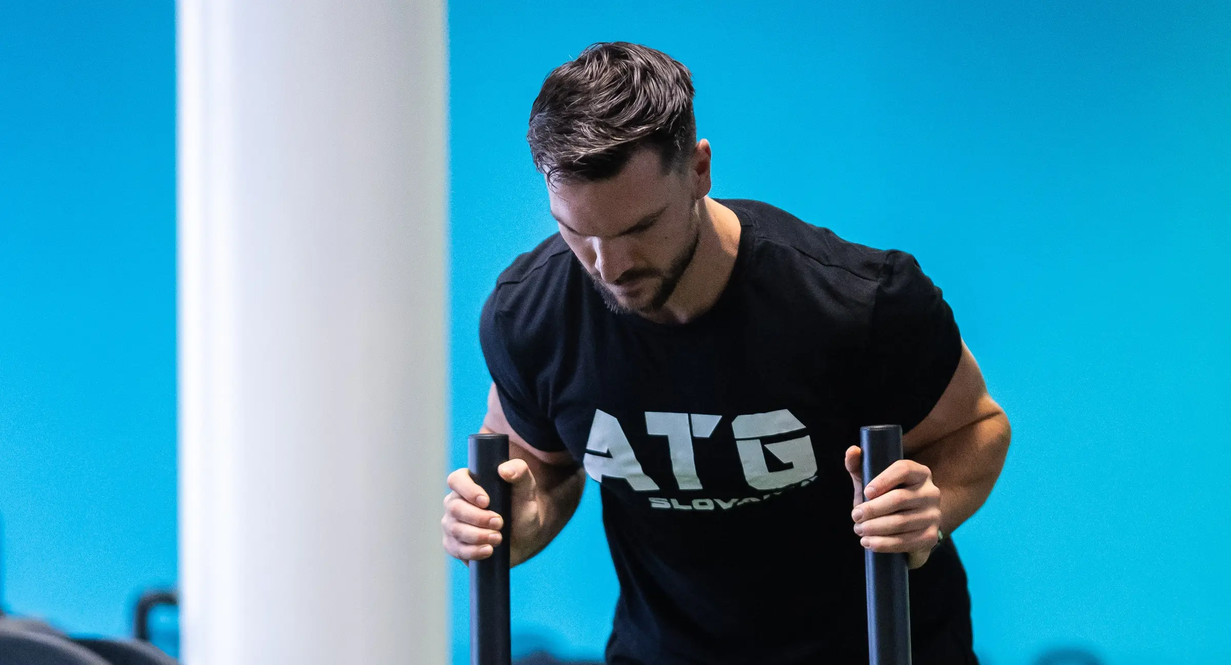 Tréner tlačí sane v tréningovom centre ATG Slovakia