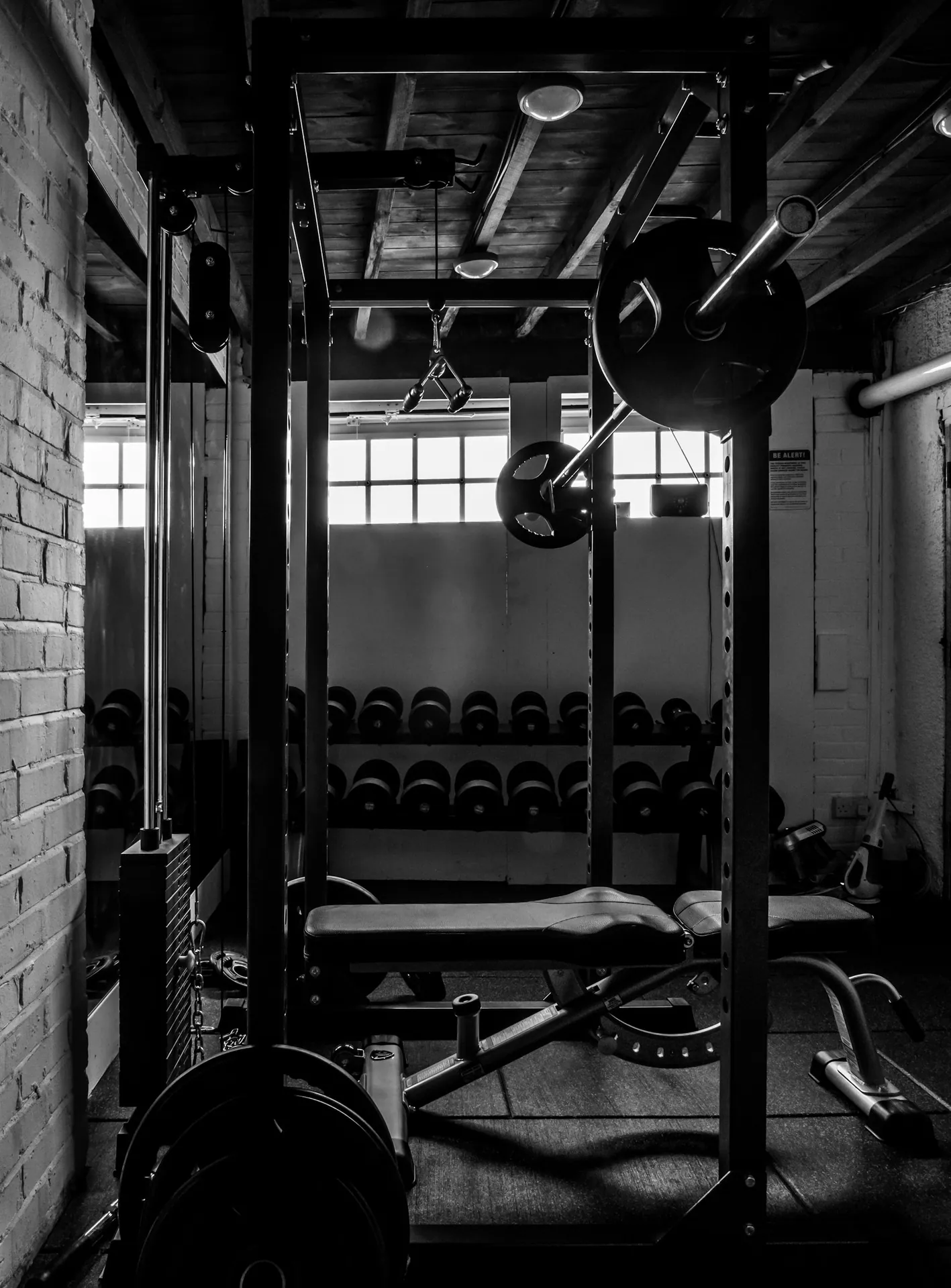 Silový rám s kettlebellmi
